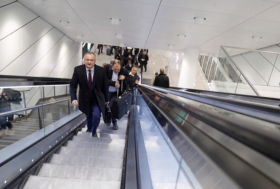 Pînă la Bruxelles Dodon a schimbat două avioane și a stat la cozi