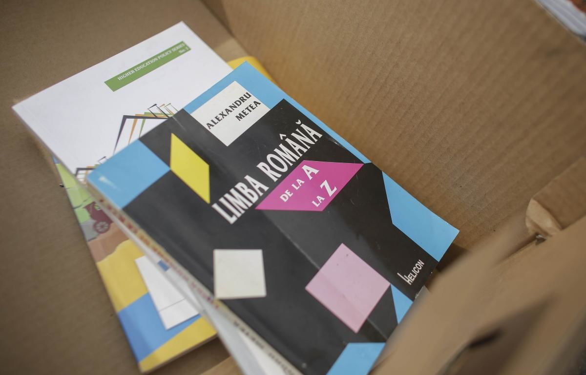 В Румынии требующие отставки министра образования дарят ему книги