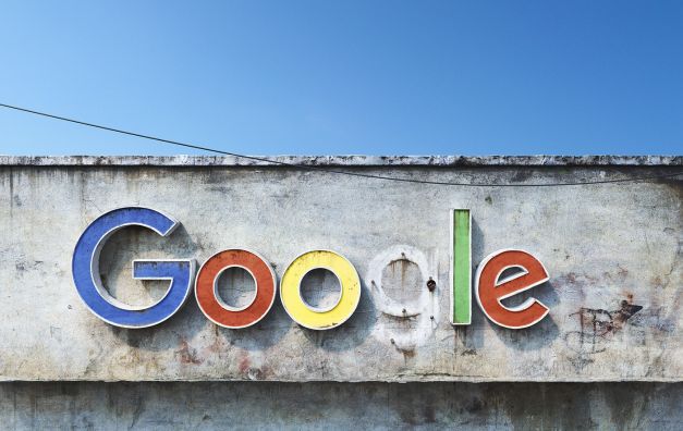 Apocalipsa după Internet. Un artist român şi-a imaginat logo-urile mâncate de rugină ale marilor companii tech