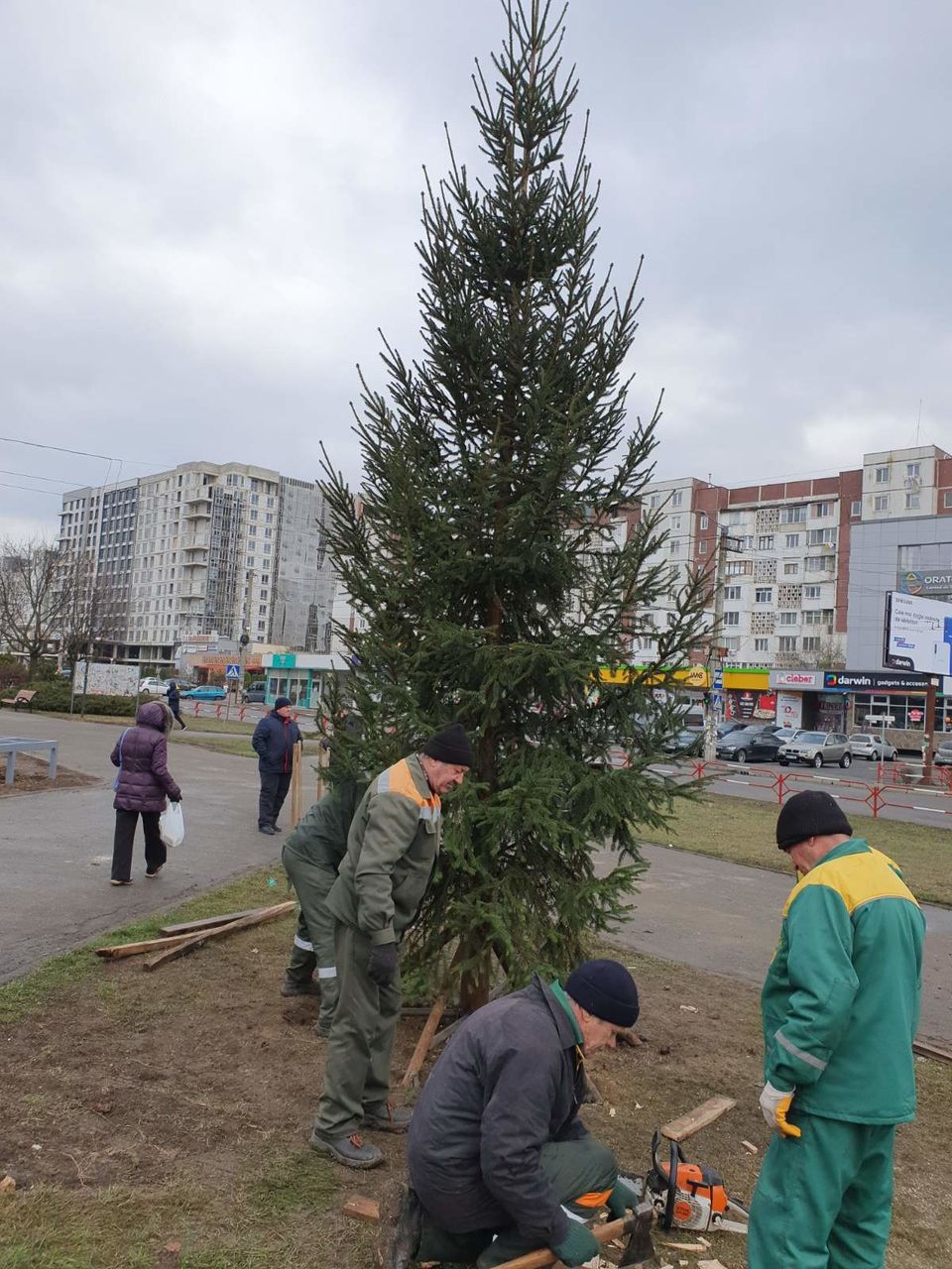 На Чеканах установили елку и сцену