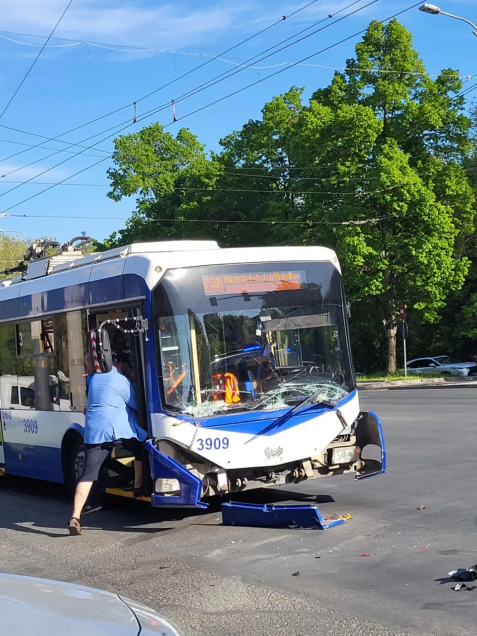 Accident în Capitală cu implicarea unui troleibuz cu pasageri