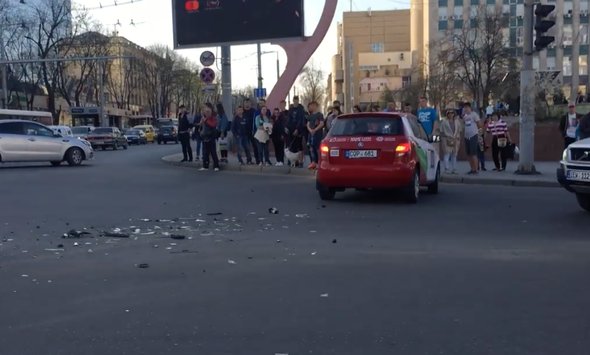 В центре Кишинева столкнулись два автомобиля