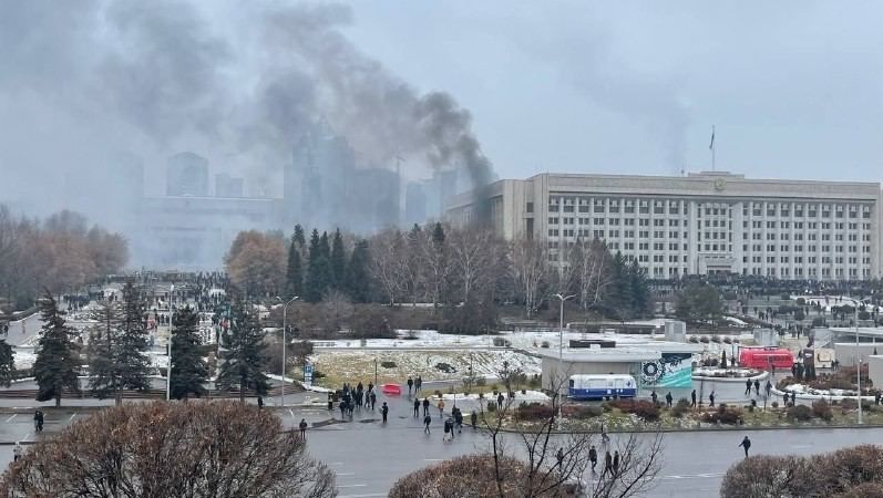 В захваченном протестующими здании мэрии Алма-Аты начался пожар