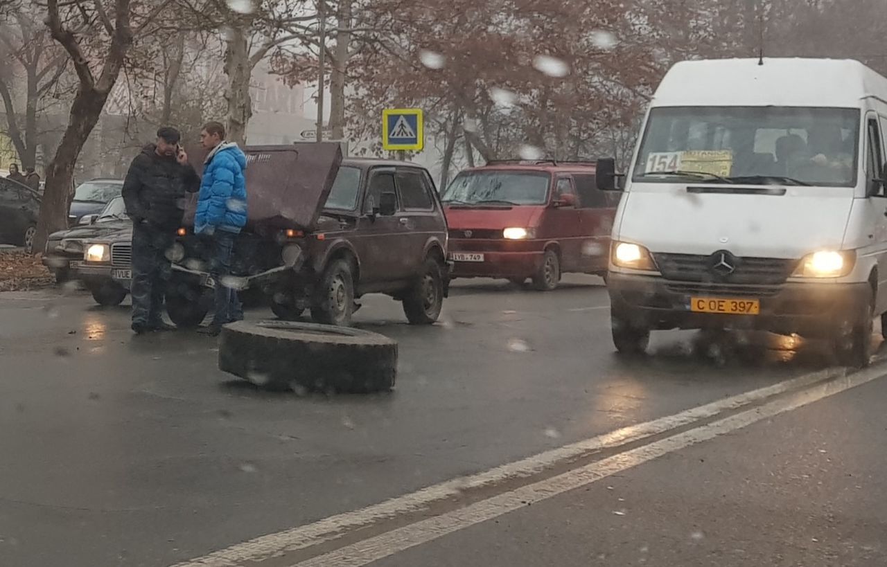 В Кишиневе у грузовика отлетело колесо и повредило автомобиль