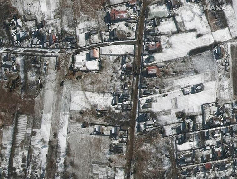 Maxar: Огромная колонна российской техники под Киевом рассредоточилась