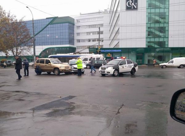 Accident în sectorul Buiucani: Două maşini s-au ciocnit violent