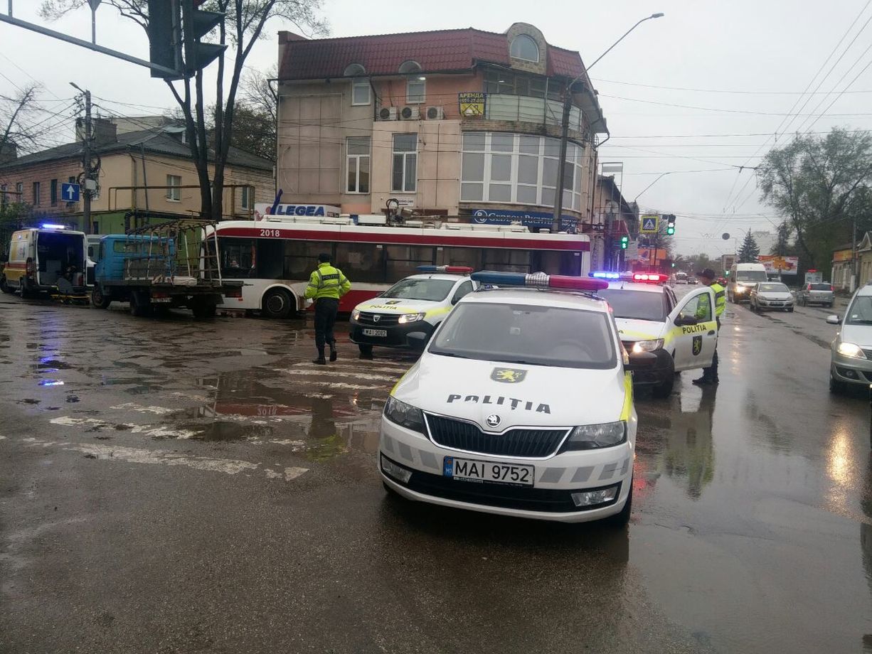 Пассажирка пострадала при столкновении троллейбуса и грузовика в Бельцах