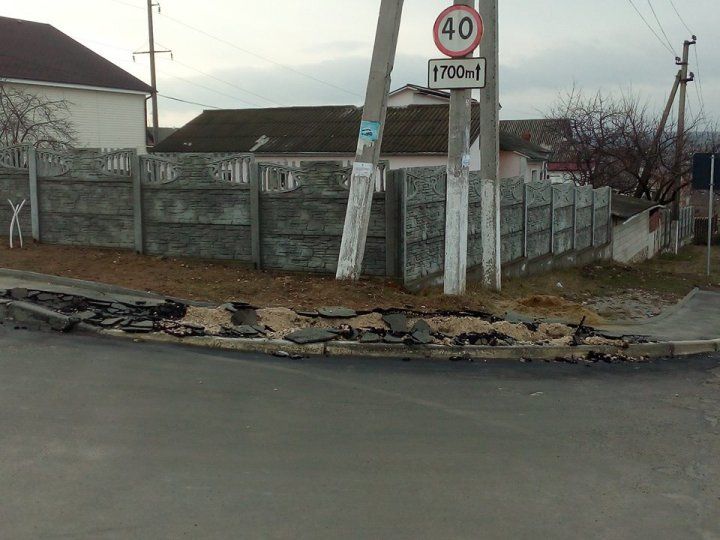 Un trotuar din Ialoveni a fost distrus de un şofer indiferent