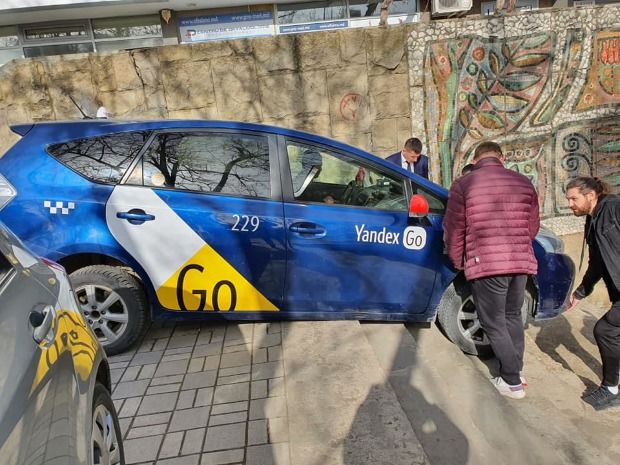 Подвел GPS: в столице машина такси "застряла" на ступеньках
