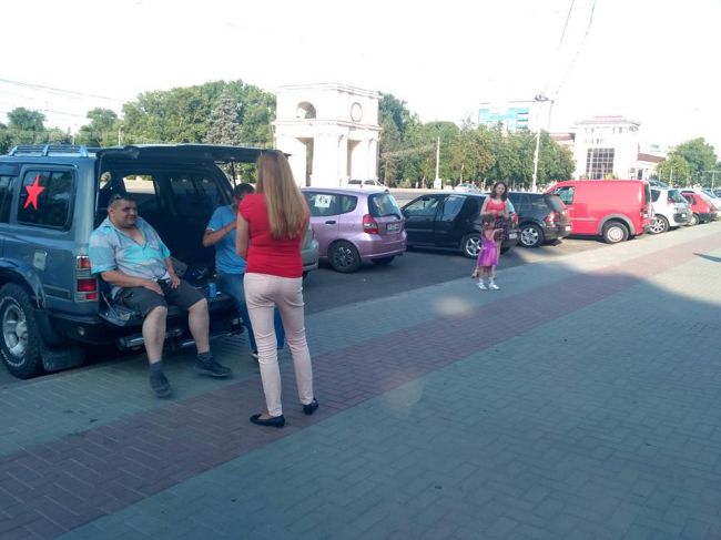 Десятки водителей вышли на протест, требуя снижения цен на топливо