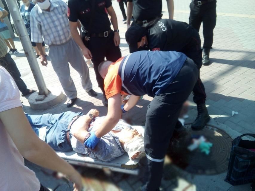 Карабинеры оказали помощь упавшему в центре столицы мужчине