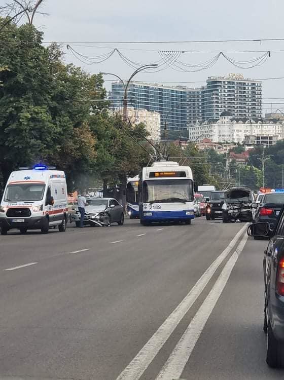 Возле кишиневского Цирка произошло ДТП: образовались пробки