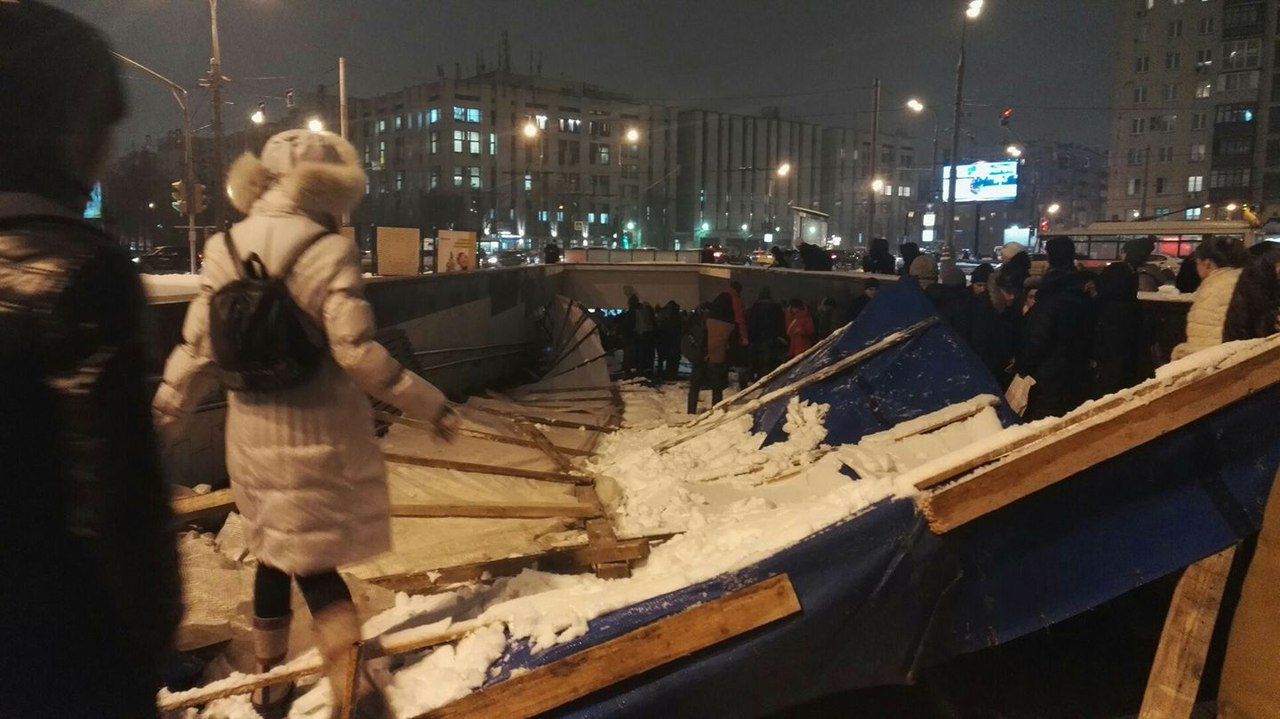 В переходе московского метро рухнули строительные леса
