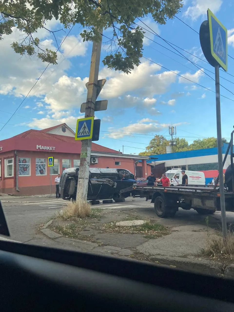 ДТП в Кишиневе: автомобиль перевернулся, есть пострадавшая