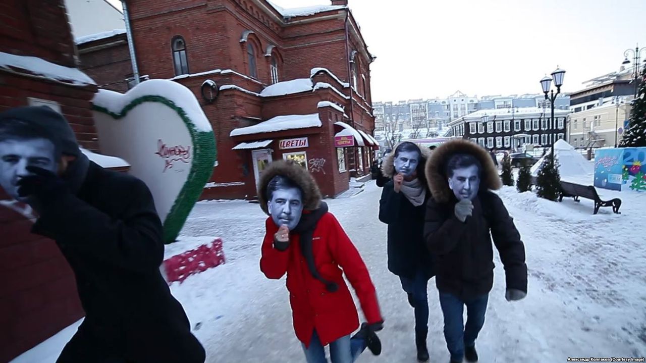 В Томске активисты устроили перформанс в масках Саакашвили