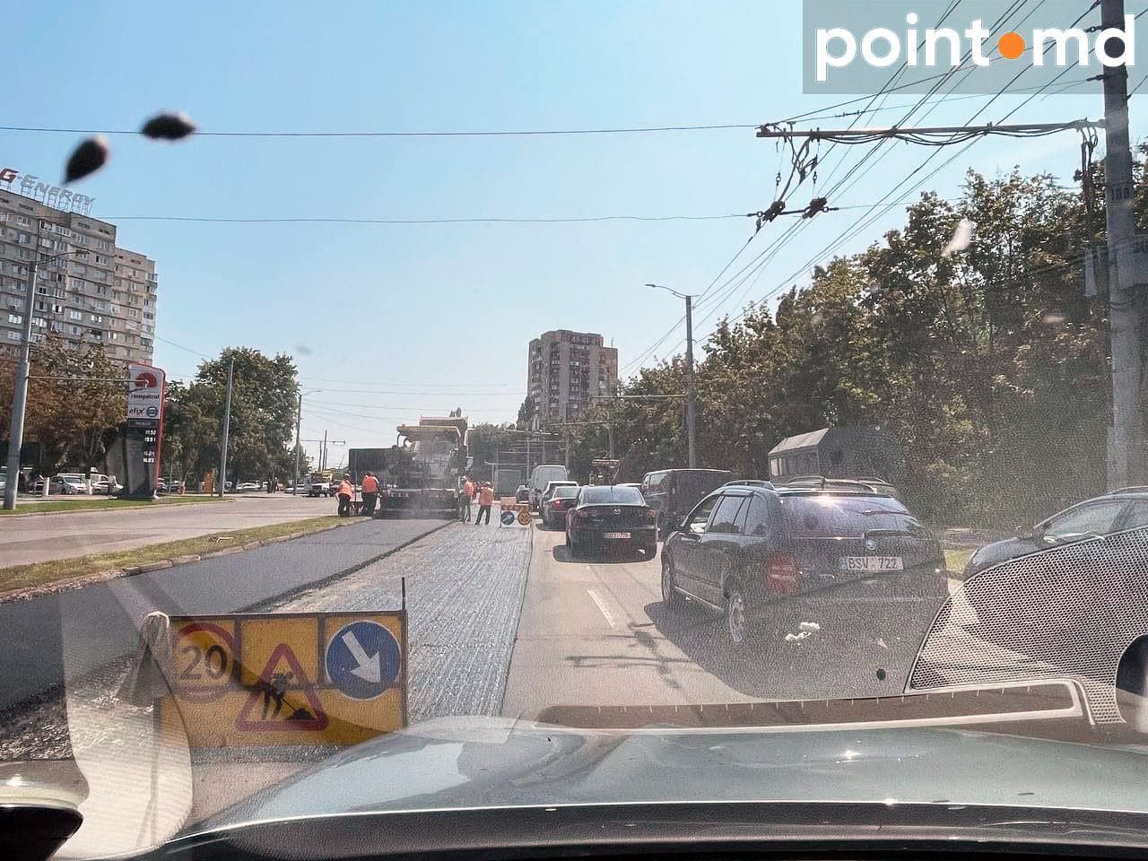 Огромные пробки образовались на виадуке: водители вынуждены стоять в них часами