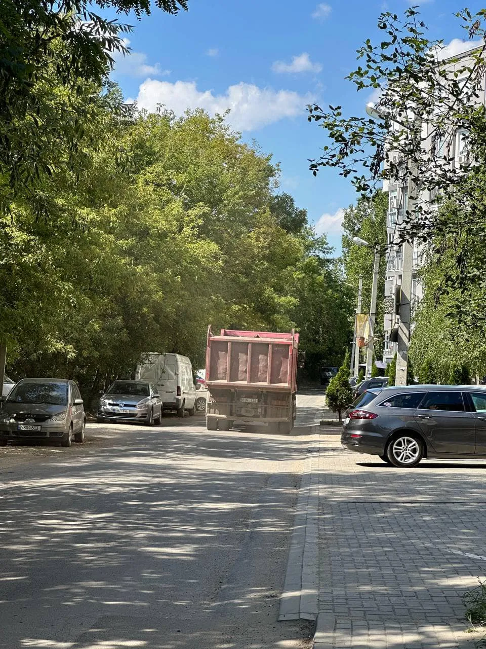 Жители Кодру бьют тревогу: Застройщик разбивает дорогу