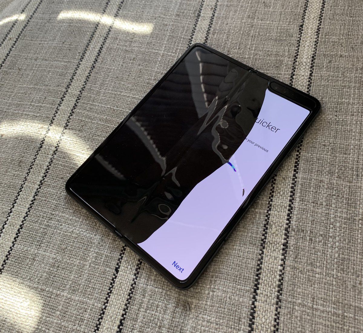 Galaxy Fold ломаются в руках обозревателей: Samsung начала расследование