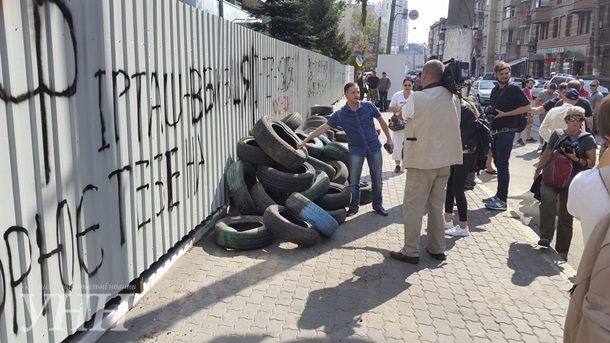 Под здание студии "Интер" в Киеве националисты привезли шины