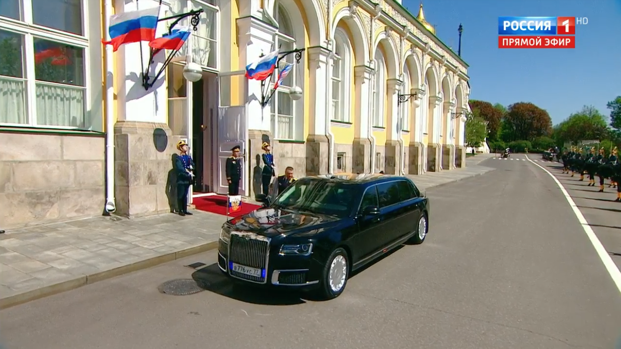 Владимиру Путину не хватает лимузинов Кортеж Владимиру Путину не хватает лимузинов Кортеж