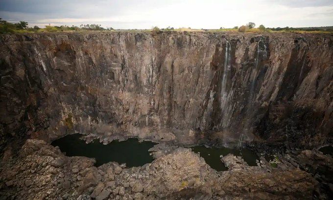Из-за засухи знаменитый водопад Виктория в Африке обмелел до ручейка