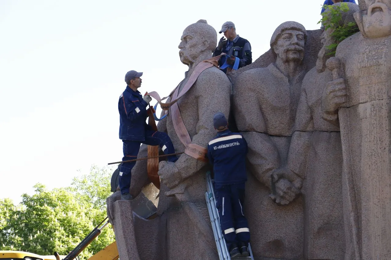 В Киеве сносят памятник в честь Переяславской рады