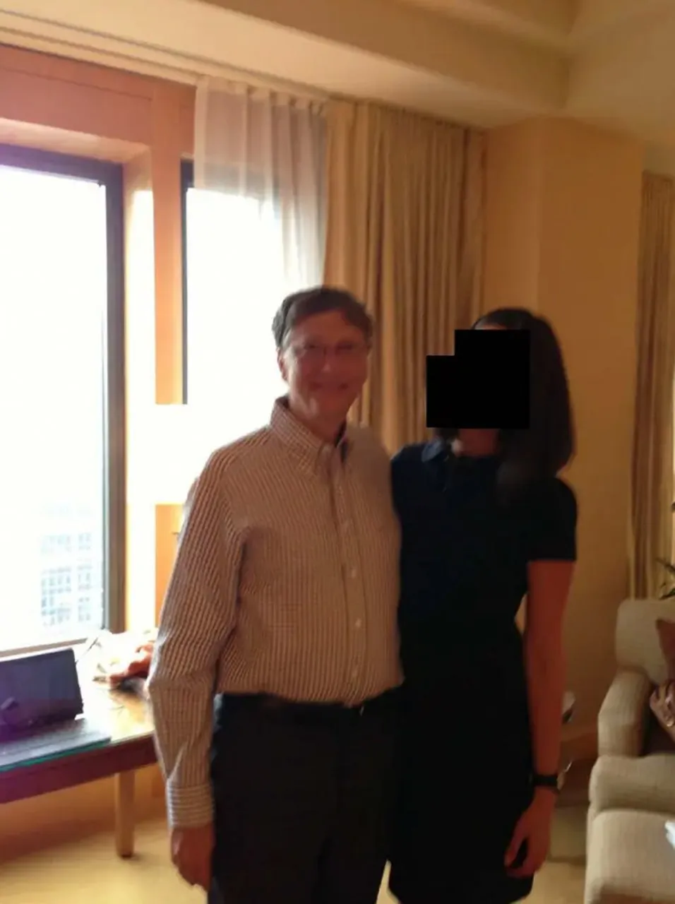 În noile fotografii din dosarul Epstein este surprinsă o tânără din Rusia și cartea „Lolita”