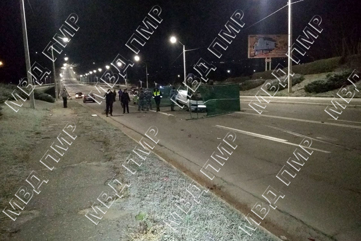 В Рыбнице девушка высунулась в люк авто и погибла в ДТП