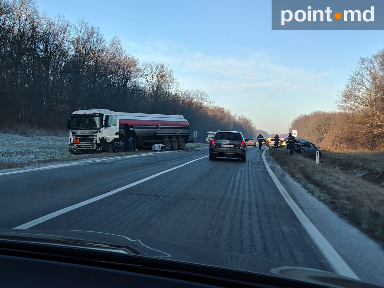 Grav accident pe șoseaua Poltava. O Skoda s-a rupt în două în urma impactului cu un camion