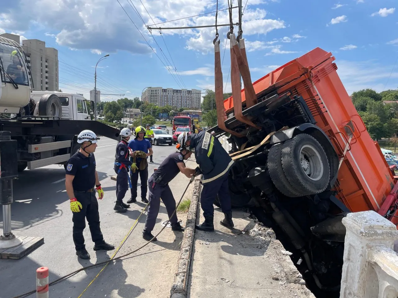 Camionul care a căzut de pe podul de pe strada Ismail a fost remorcat cu succes