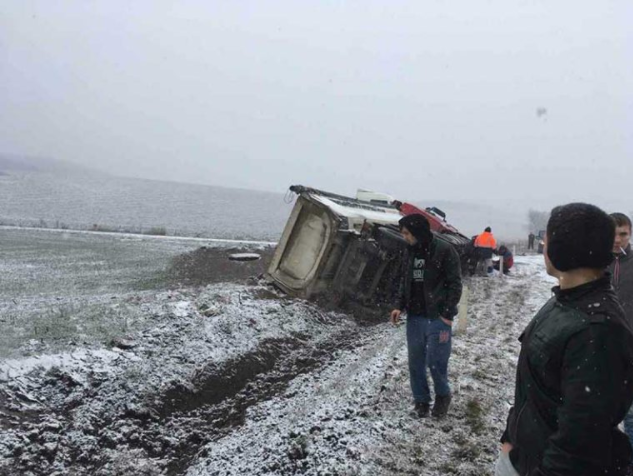 Un TIR s-a răsturnat pe traseul Hâncești-Bozieni
