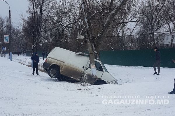 В Комрате микроавтобус снес столб и оказался в кювете