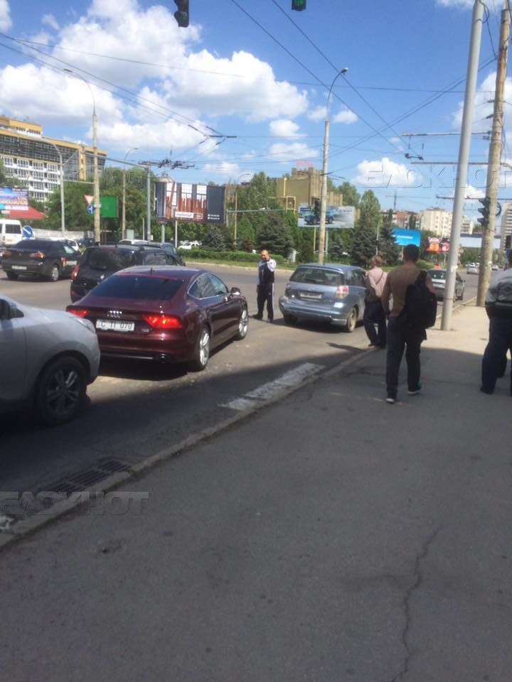 На Виадуке из-за аварии образовалась пробка