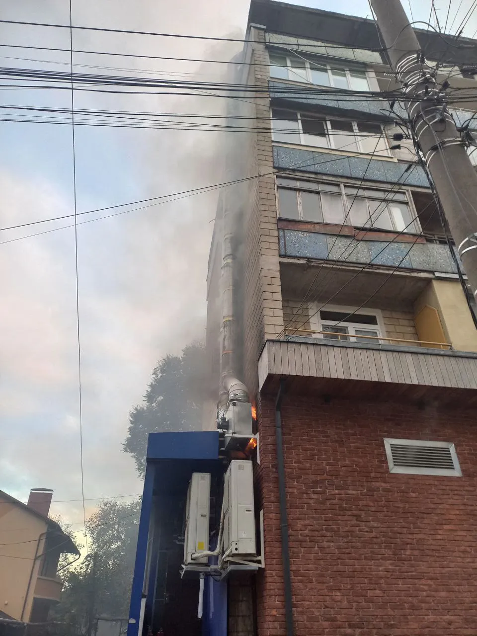 Incendiu în centrul Capitalei: Un local dintr-un bloc de locuit, cuprins de flăcări