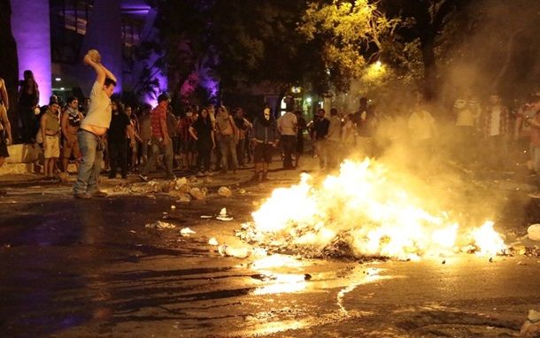 В Парагвае демонстранты подожгли парламент