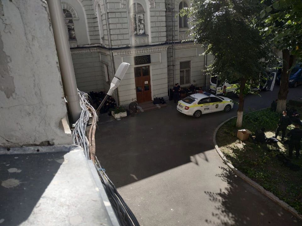 Полиция не пускает муниципальных советников в здание примэрии Кишинева