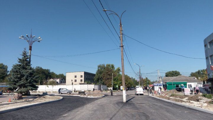 В Страшенах посреди проезжей части оставили столбы и колодец