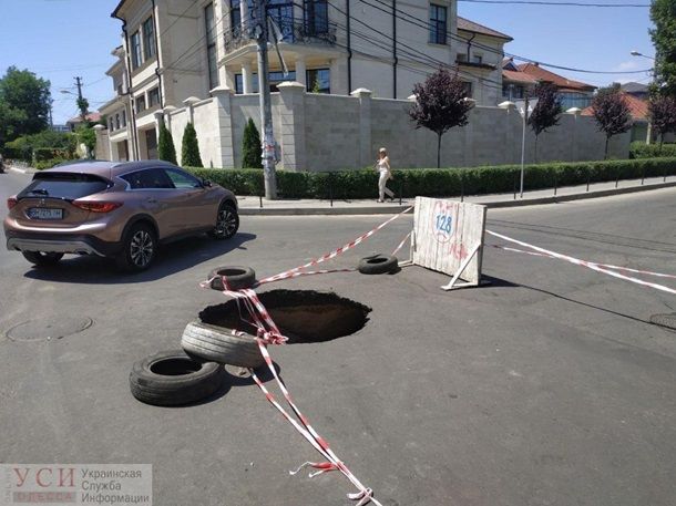 В Одессе посреди дороги появился провал глубиной полтора метра