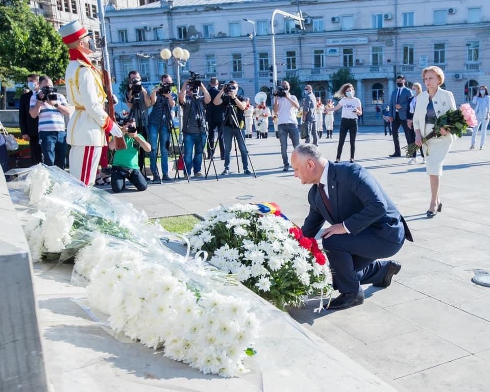 Протестующие освистали руководство страны во время возложения цветов к памятнику Штефану чел Маре