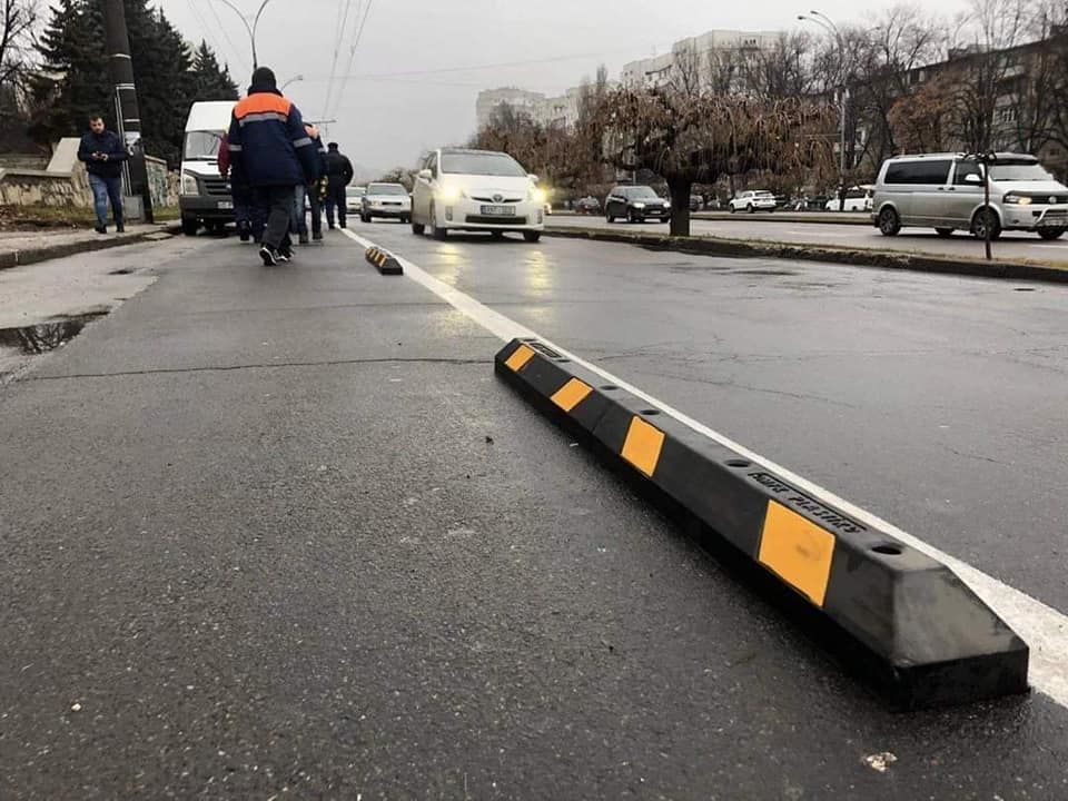 Продолжается обустройство полосы для велосипедистов на бульваре Дачия
