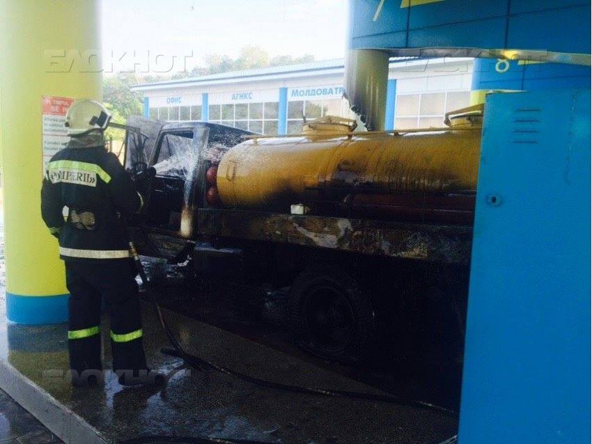 В Бельцах на газозаправочной станции загорелся молоковоз