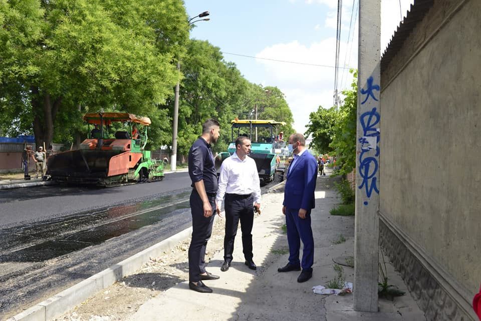 На Буюканах ведутся работы по асфальтированию одной из улиц