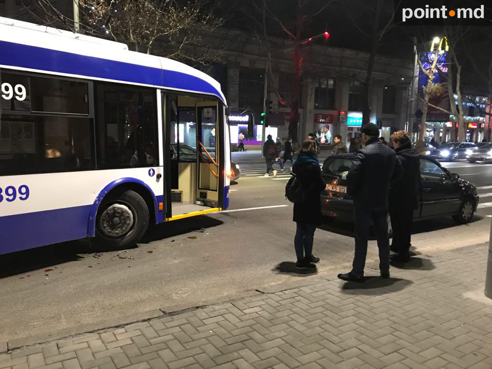 В центре столицы троллейбус врезался в легковушку