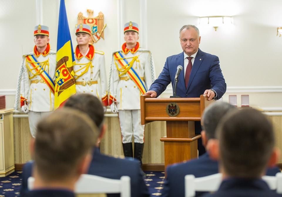 Президент наградил спасателей и пожарных, работавших на месте взрыва на Рышкановке