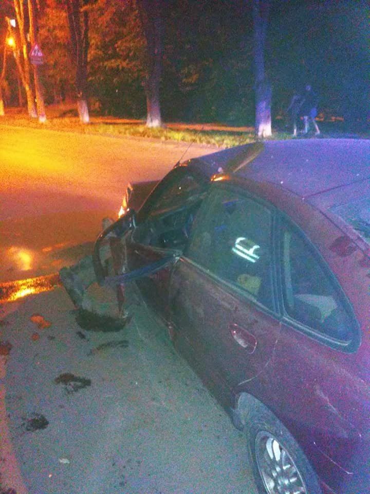 В столице 49-летний водитель врезался в дерево и попал в больницу