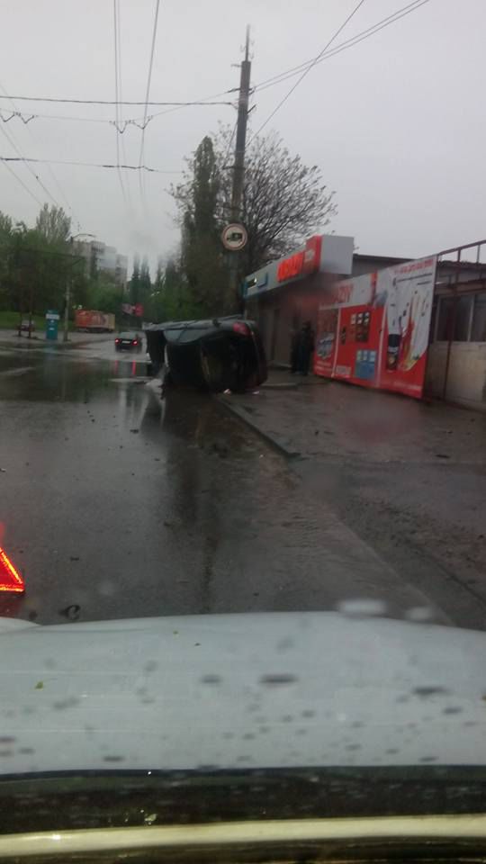 В Кишиневе на улице Мунчештской перевернулся автомобиль