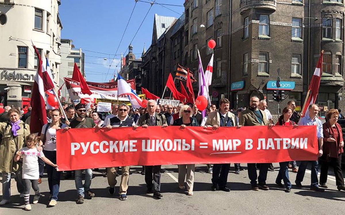 В Латвии тысячи людей выступили против перевода русских школ на латышский