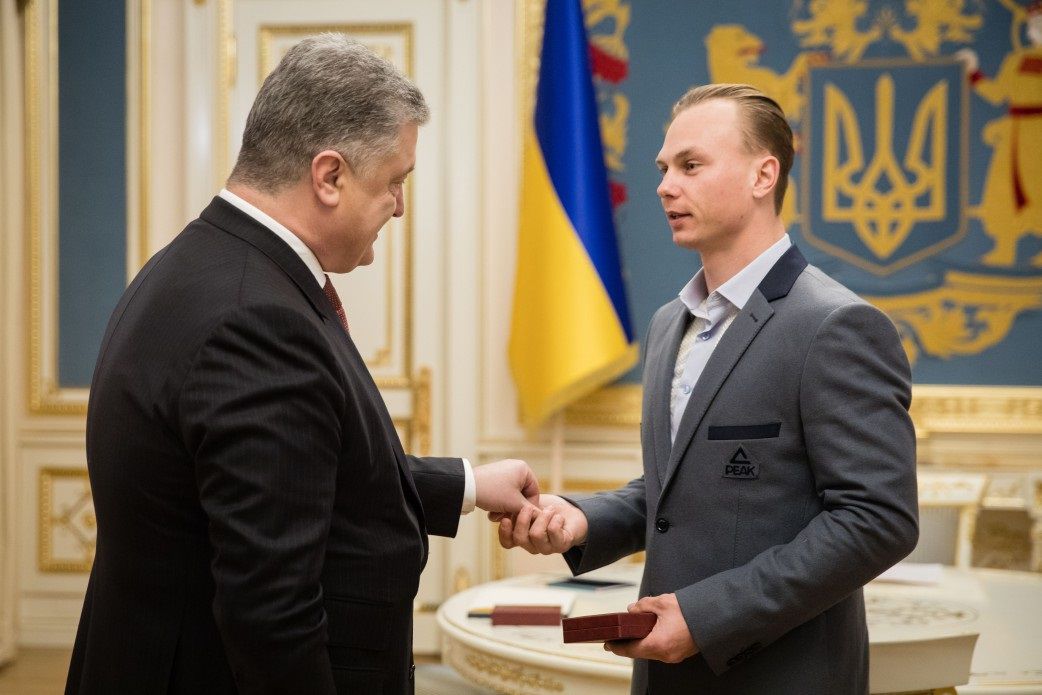 Порошенко вручил золотому призеру Олимпиады Абраменко орден и квартиру