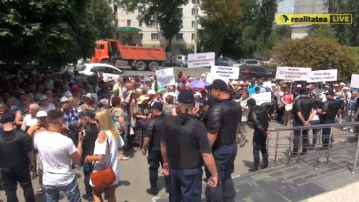 У здания буюканского суда собралось много людей и полиции