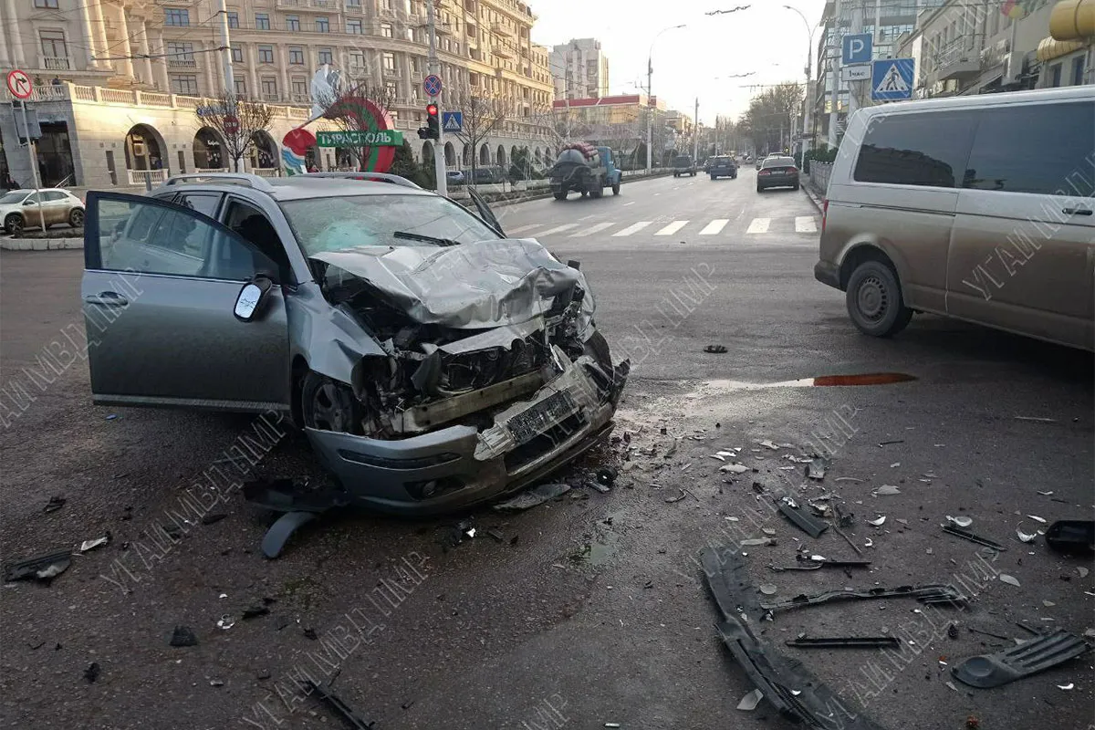 В Тирасполе произошло ДТП: два автомобиля столкнулись лоб в лоб
